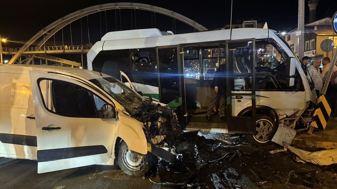Rize'de Minibüs ve Hafif Ticari Araç Çarpıştı