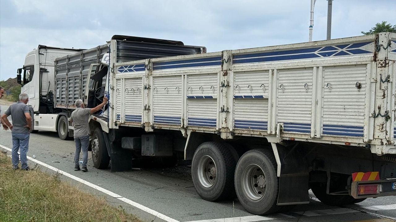 Rize'de Trafik Kazası: Kamyon Sürücüsü Yaralandı