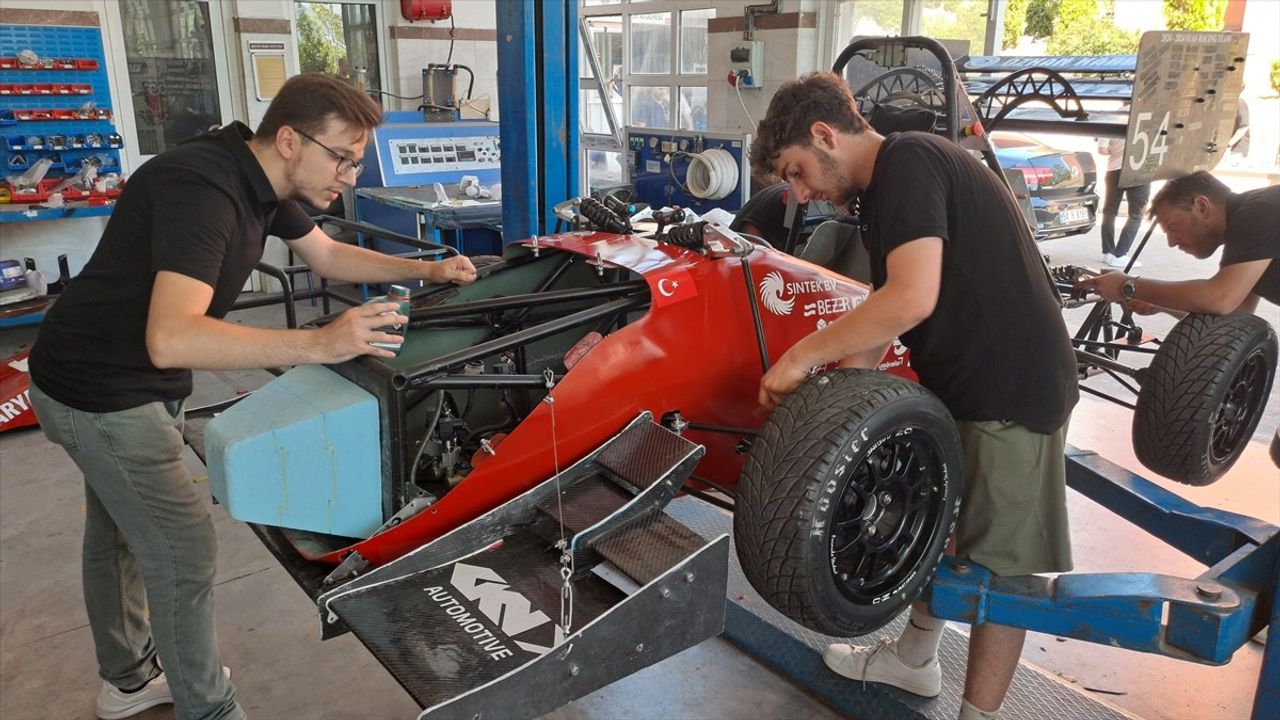 Sakarya'nın Mühendis Adayları İsviçre'de Formula Student Yarışmasına Katılacak