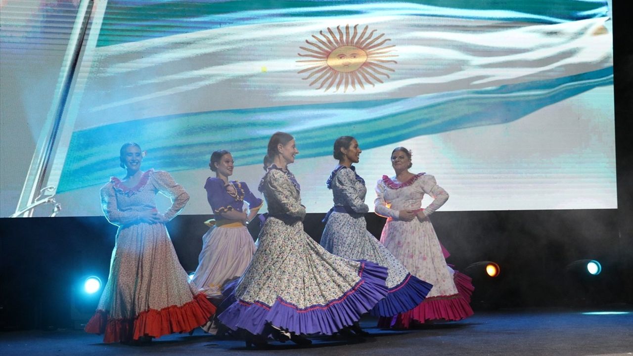Samsun'da 35. Uluslararası Halk Oyunları Festivali Coşkuyla Devam Ediyor