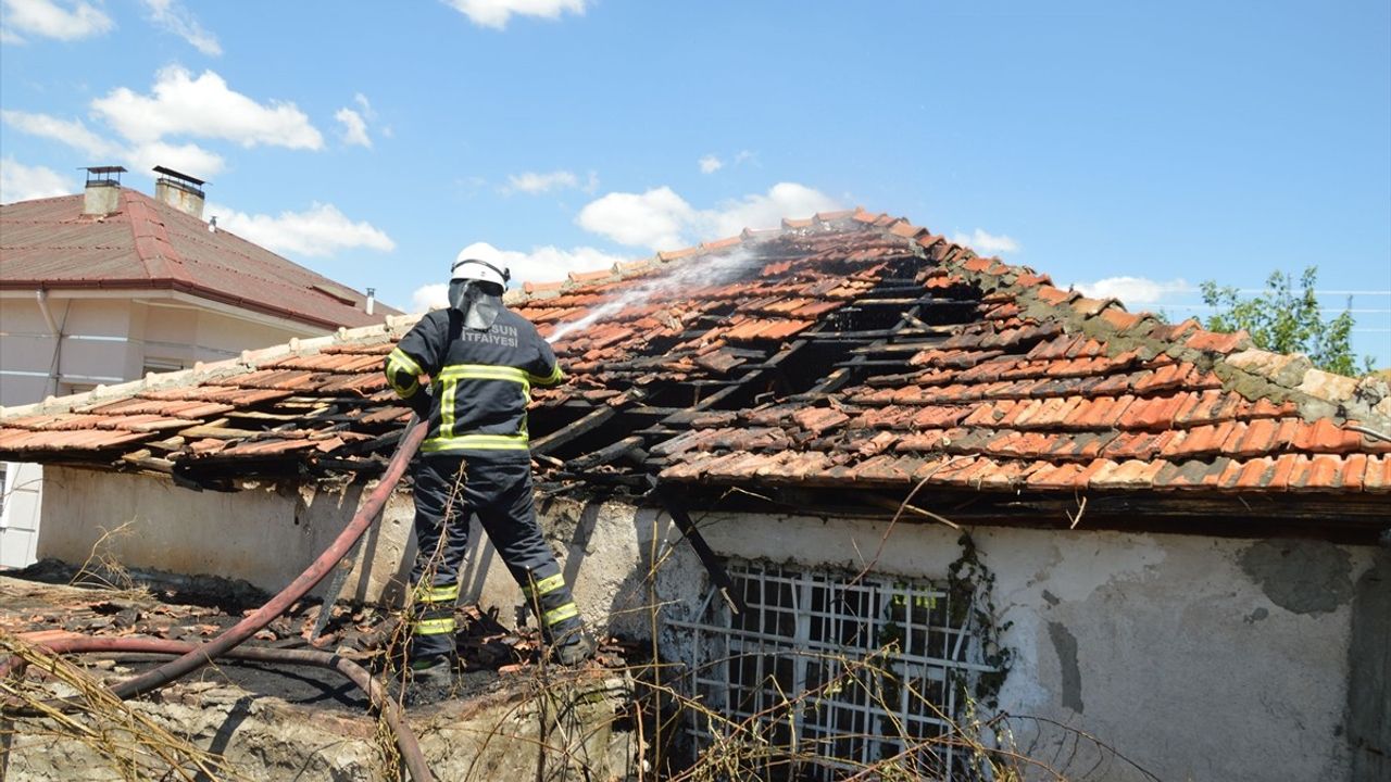 Samsun'da Anız Yangını Evde Hasara Neden Oldu