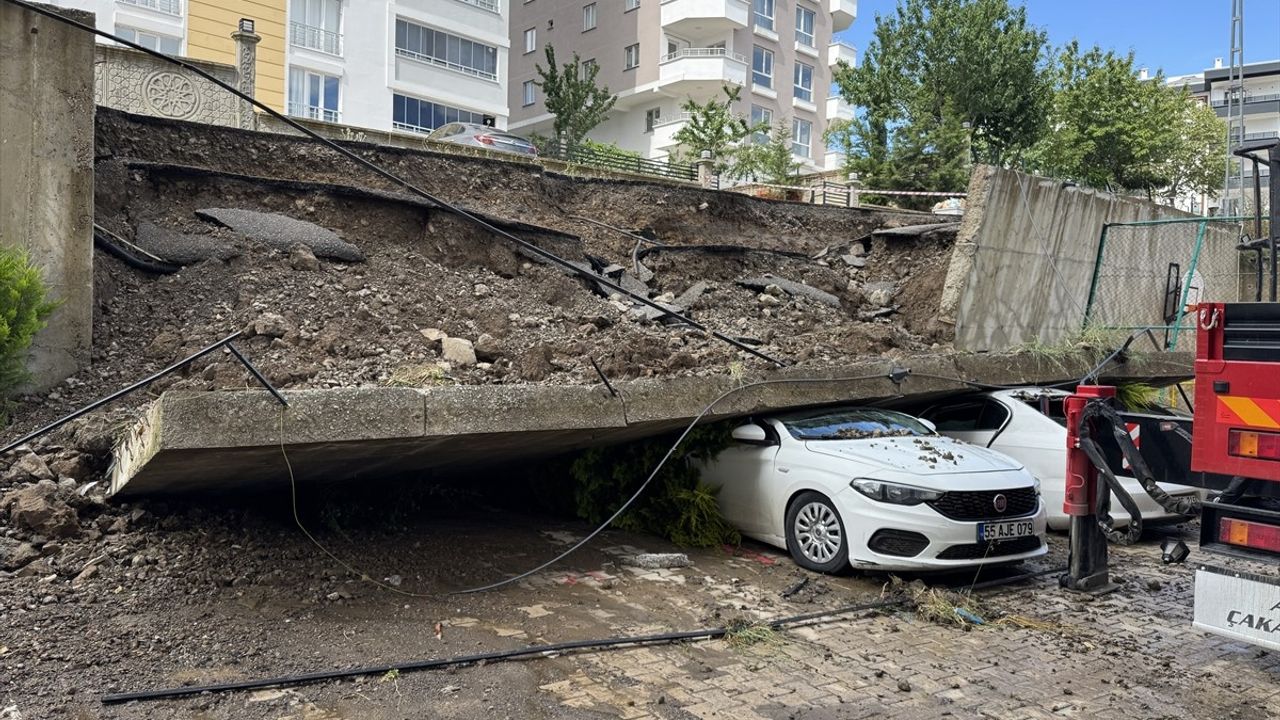 Samsun'da İstinat Duvarı Çöktü, 4 Araç Hasar Gördü