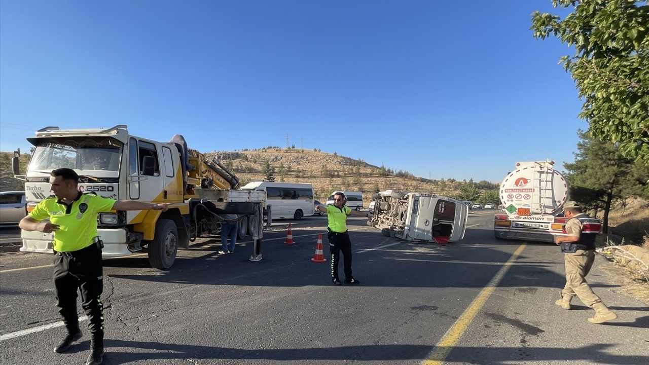 Şanlıurfa'da İşçi Servisi ve Otomobil Çarpıştı: 13 Yaralı