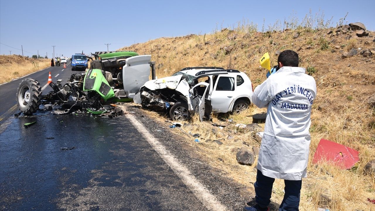 Şanlıurfa'da Otomobil-Traktör Çarpışması: 1 Ölüm, 2 Yaralı