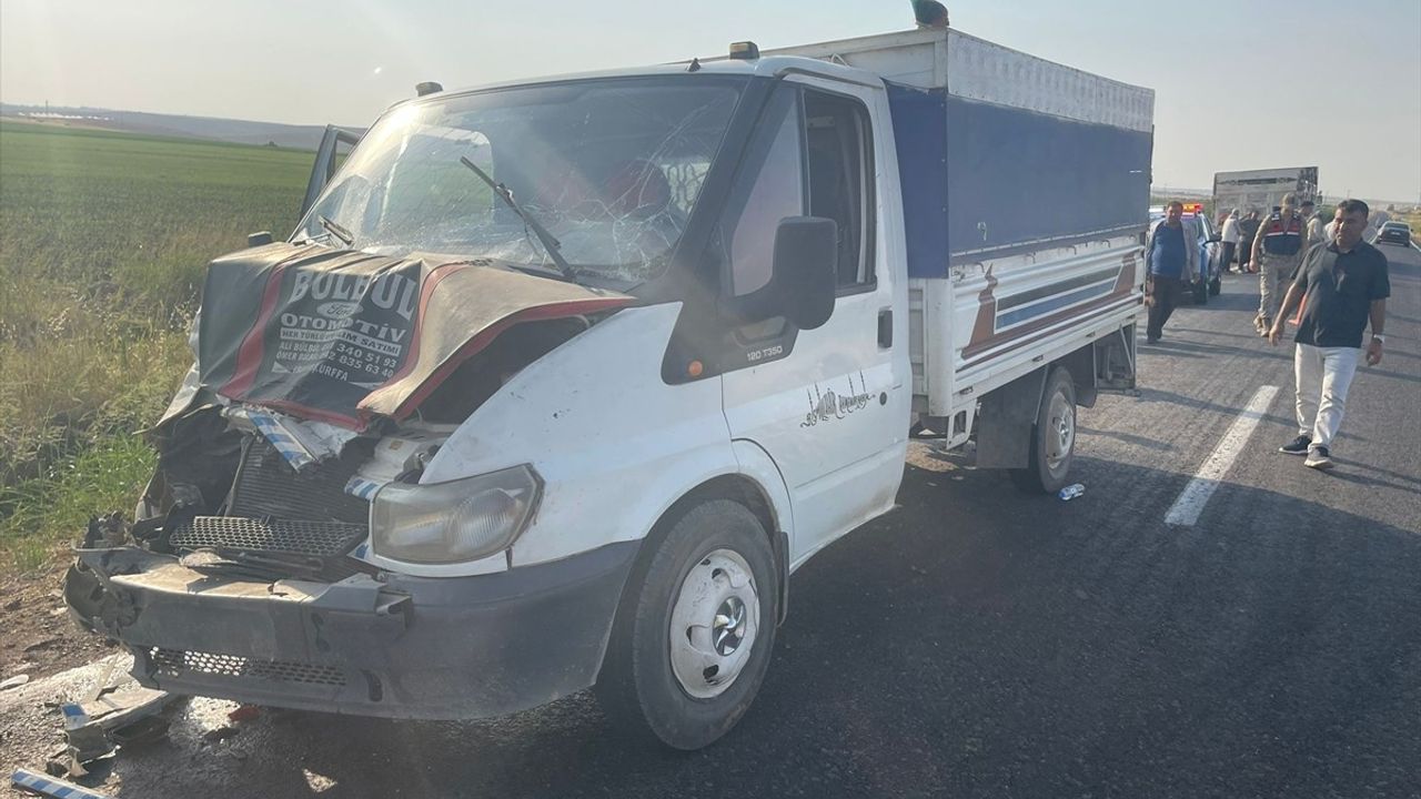 Şanlıurfa'da Tarım İşçilerini Taşıyan Kamyonetler Çarpıştı