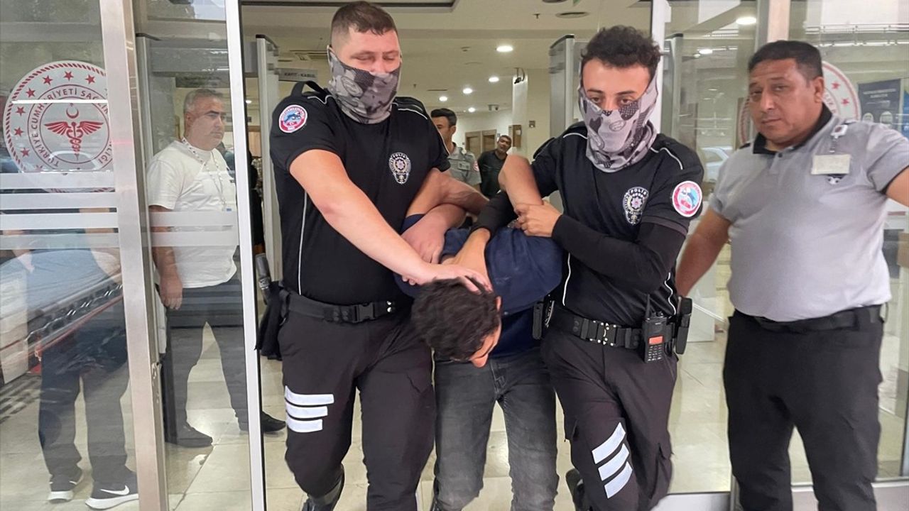 Şanlıurfa Hastanesinde Bıçaklı Saldırı: Başhekim Yardımcısı ve Güvenlik Görevlisi Yaralandı