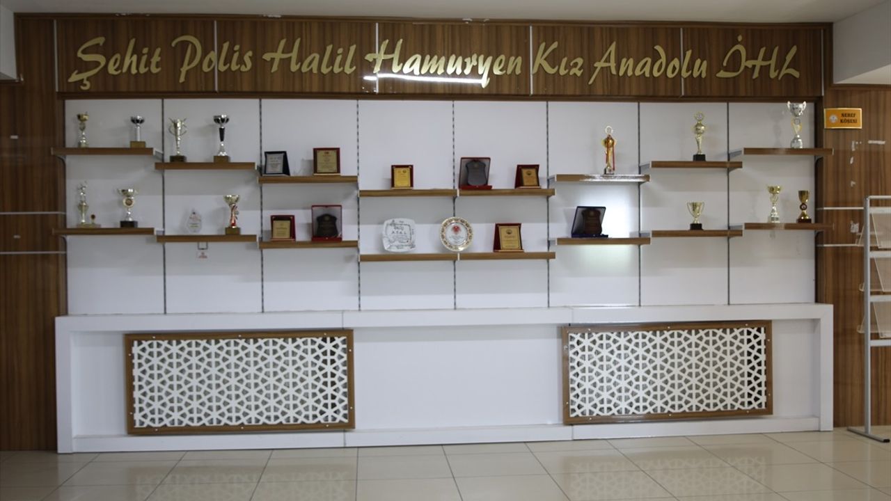 Şehit Polis Halil Hamuryen'in Anısı Yaşatılıyor