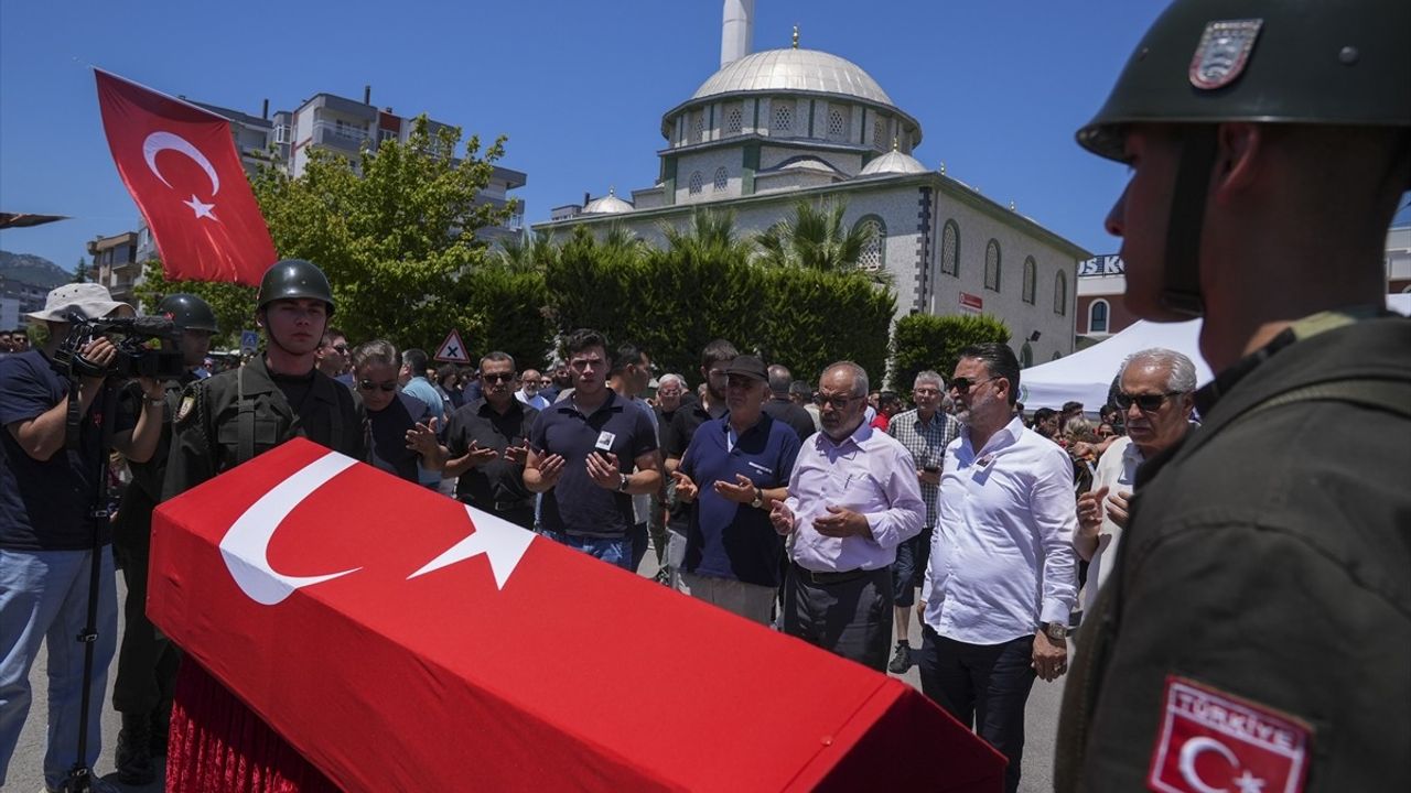 Şehit Üsteğmen Ege Akar, İzmir'de Son Yolculuğuna Uğurlandı