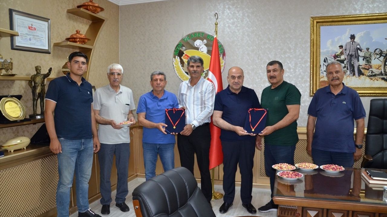 Sezonun İlk Antep Fıstığı Mahsulü Altınla Onurlandırıldı