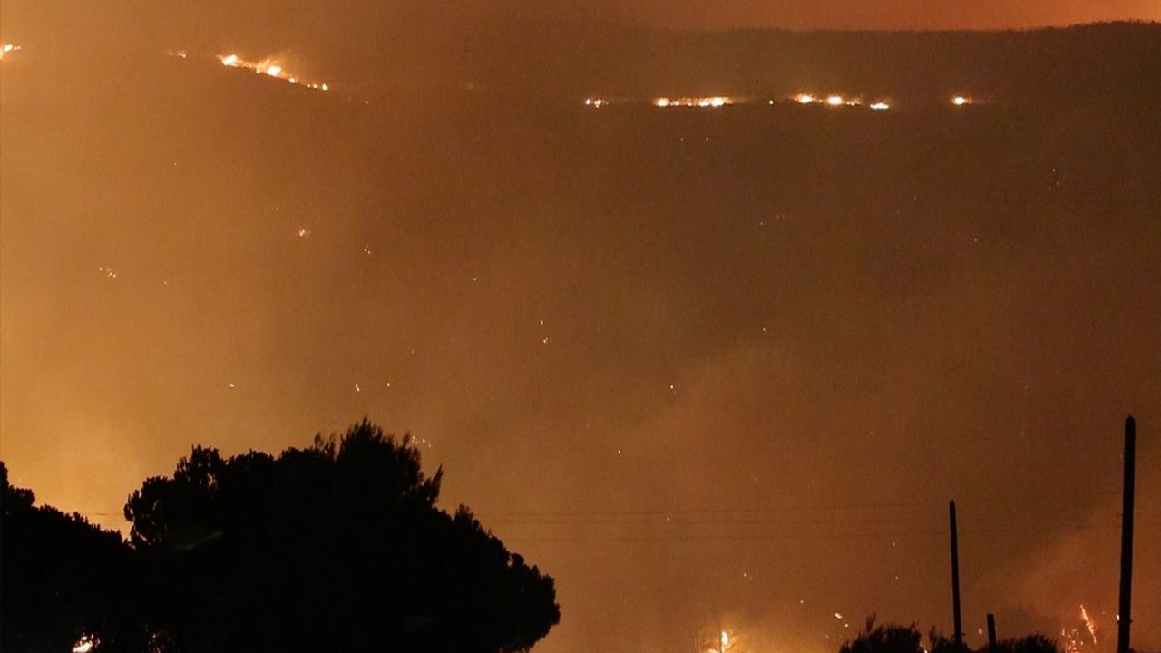 Sicilya Adası'nda Orman Yangınları Tehdit Oluşturuyor