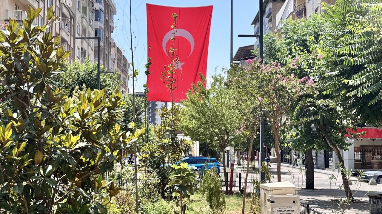 Siirt'te Kamu Binalarına Türk Bayrakları Asıldı