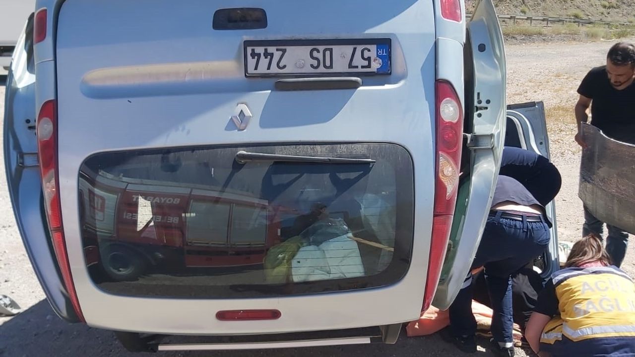 Sinop'ta Devrilen Otomobil Kazası: 3 Yaralı