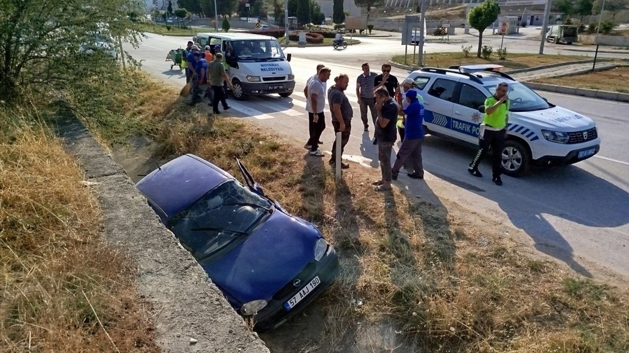 Sinop’ta Kamyonla Çarpışan Araçta Anne ve Oğlu Yaralandı