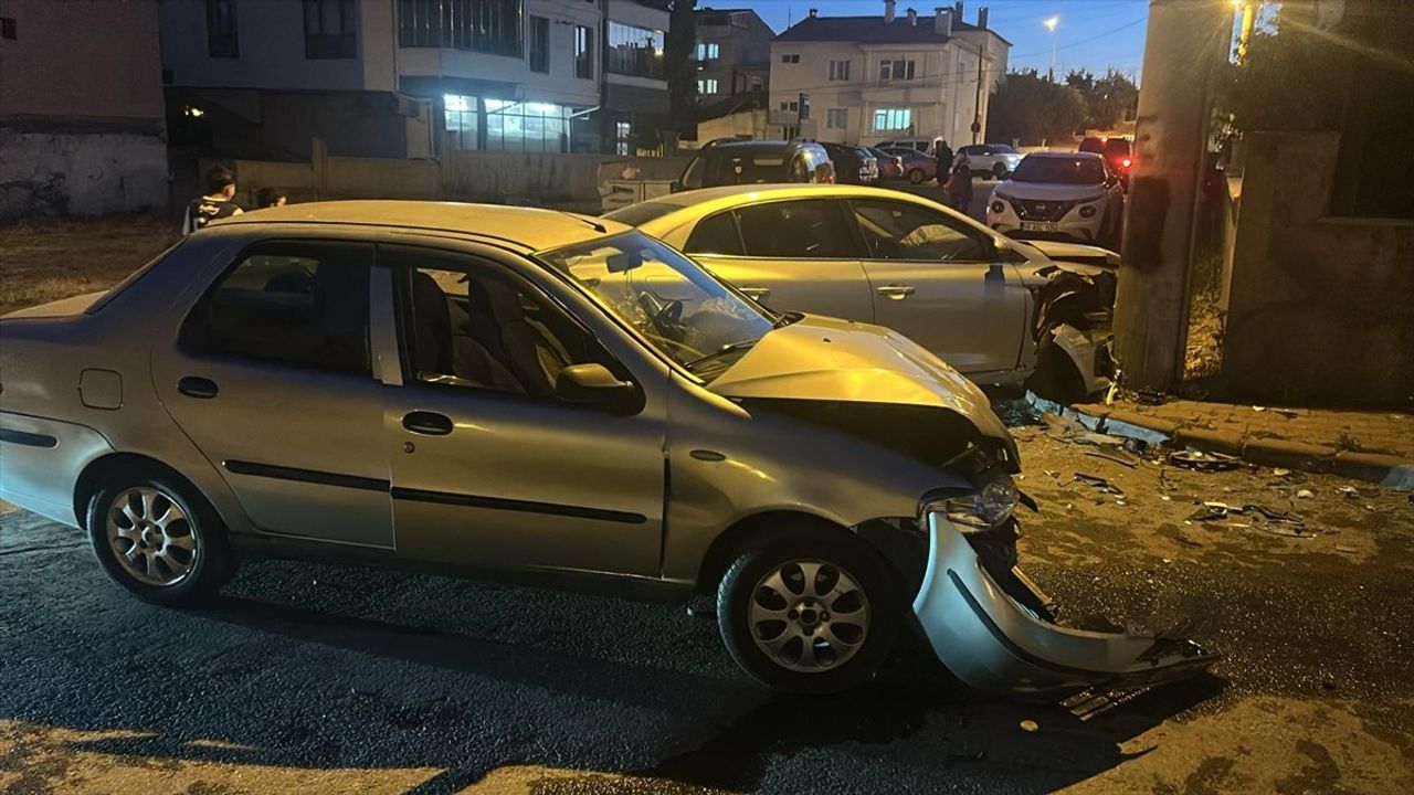 Sivas'ta İki Otomobil Çarpıştı: 6 Yaralı