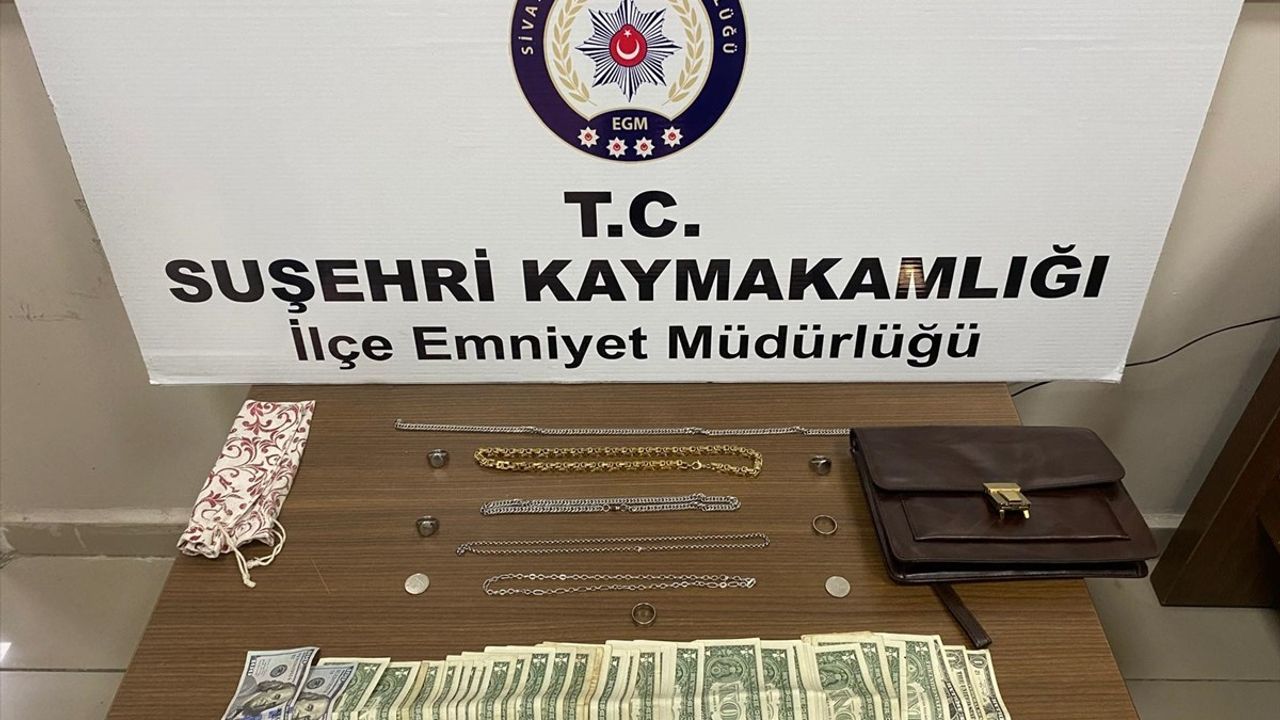Sivas'ta Kuyumcudan Altın Çalan Üç Yabancı Uyruklu Şahıs Artvin'de Yakalandı