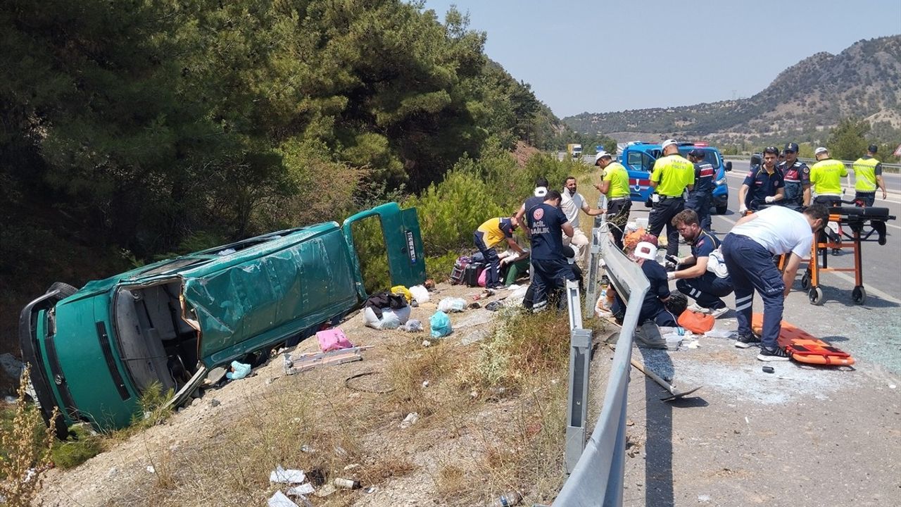 Sivas'ta Minibüs Kazası: 13 Yaralı