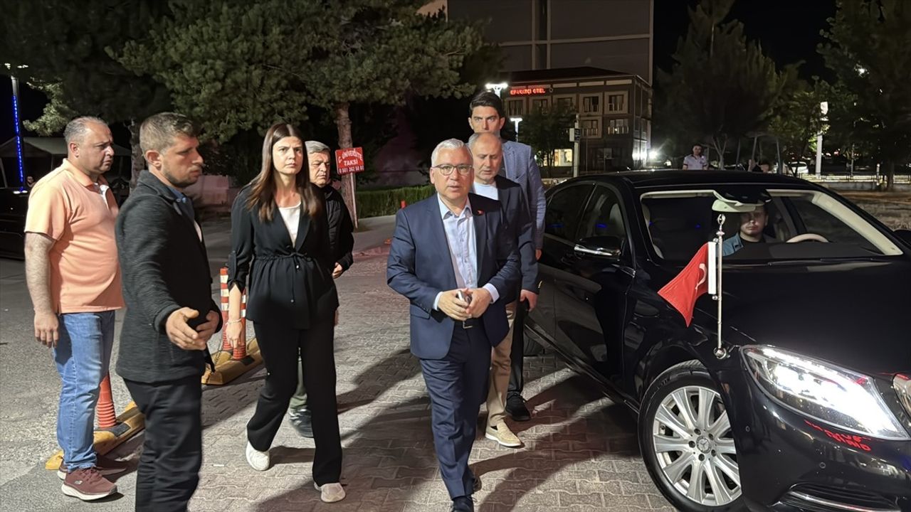Sivas'ta Trafik Kazası: Eski Vali ve Ailesi Yaralandı