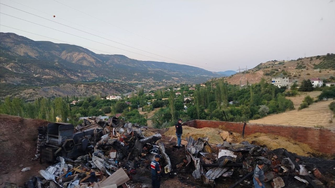 Sivas'ta Yangın Felaketi: Ev, Ahır ve Samanlık Yok Oldu