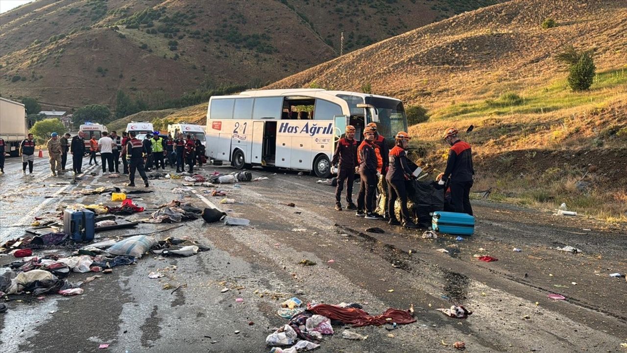 Sivas'ta Yolcu Otobüsü Kaza Yaptı: 3 Ölü, 24 Yaralı