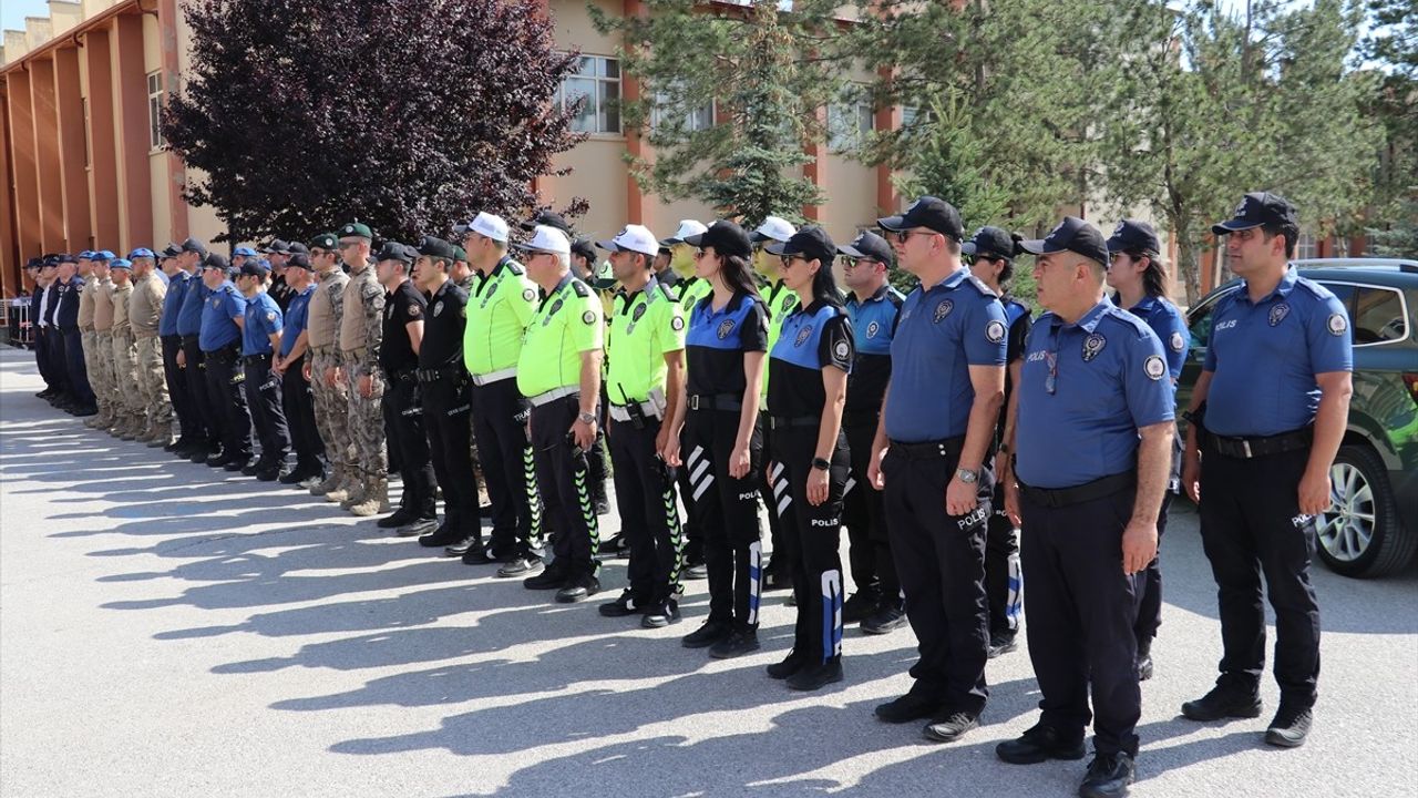 Sivas'taki Trafik Kazasında Eski Vali Erol Karaömeroğlu Hayatını Kaybetti