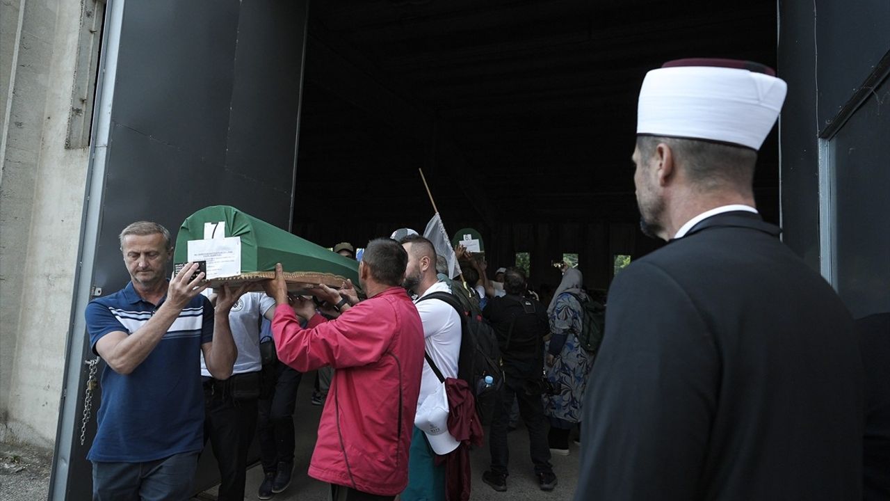 Srebrenitsa Soykırımı'nda 7 Kurban Daha Defnediliyor