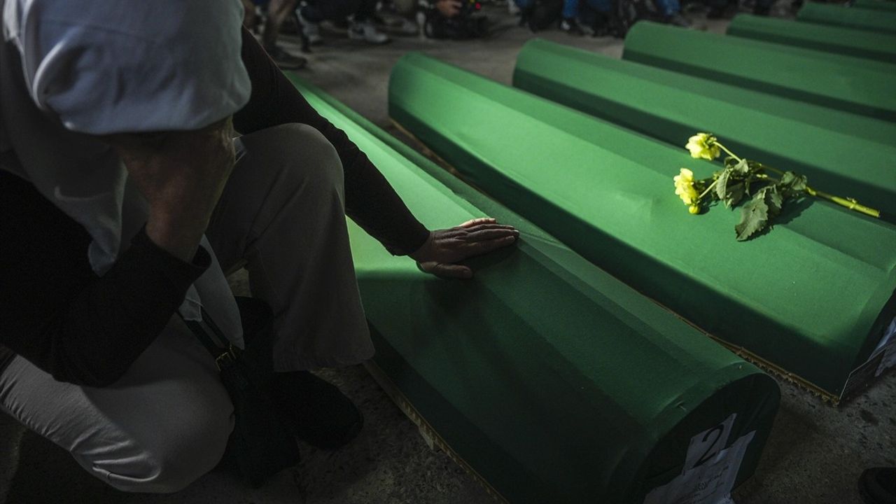 Srebrenitsa Soykırımı'nın 30. Yılı: 7 Cenazeye Duygusal Veda