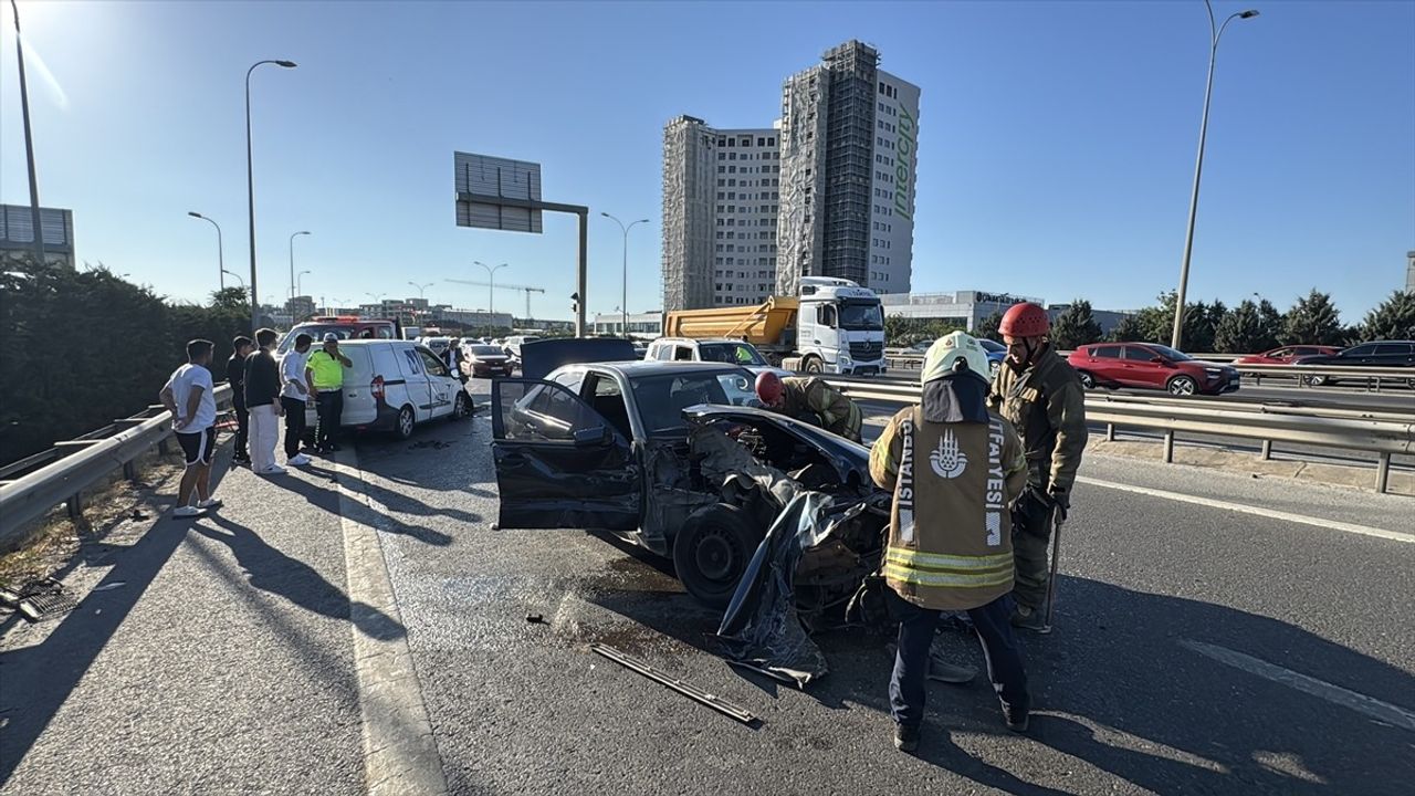 Sultanbeyli'de Trafik Kazası: 4 Yaralı