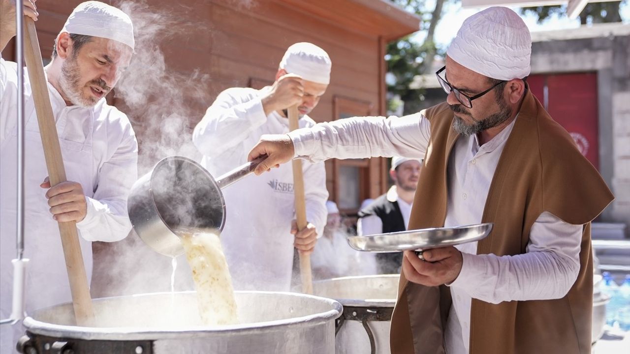 Sümbül Efendi Merkez Tekkesi'nde 10 Bin Kişilik Aşure İkramı