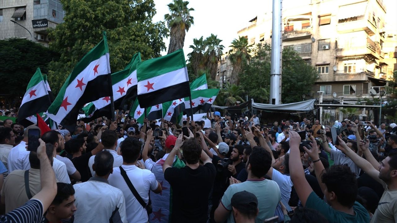 Suriye'de Binlerce Kişi İsrail Hava Saldırılarını Protesto Etti