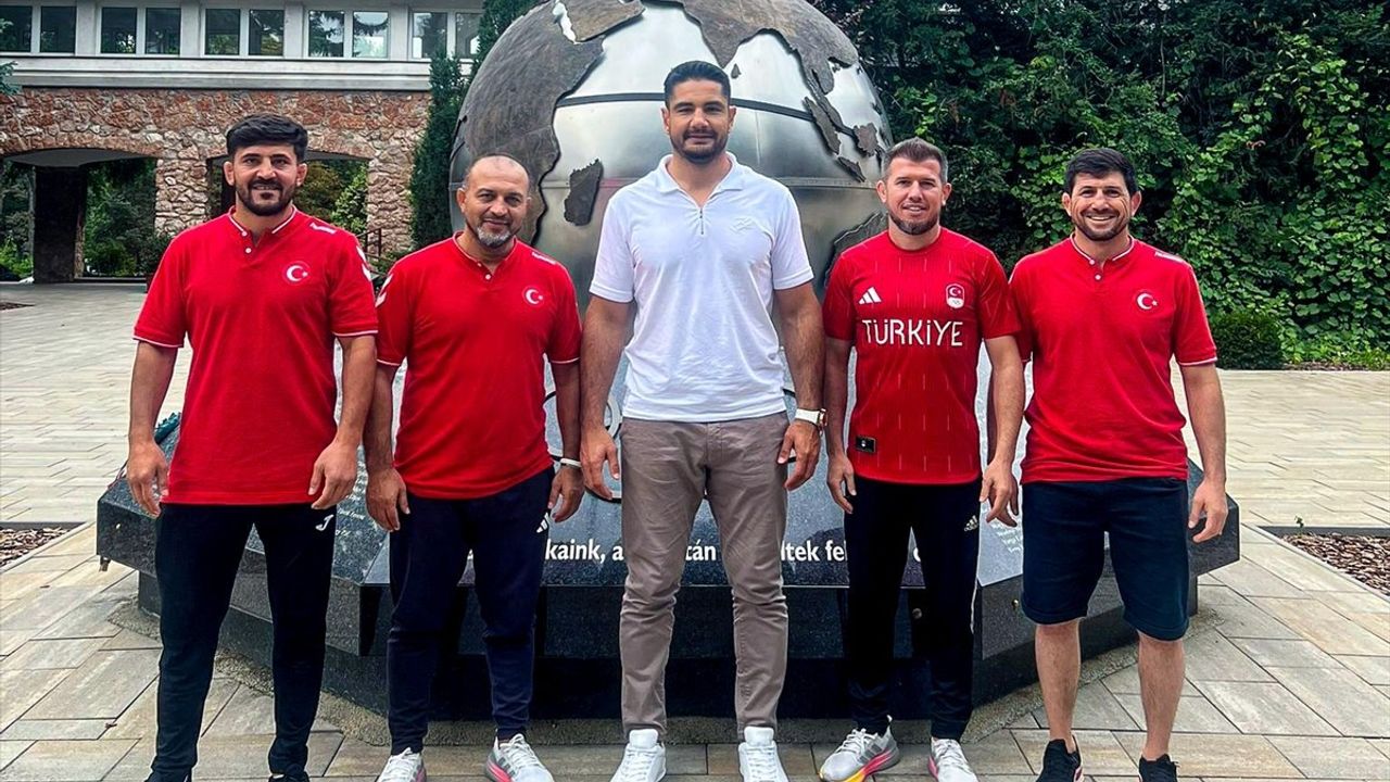 Taha Akgül, Macaristan'daki Güreşçilere Destek Ziyareti Gerçekleştirdi