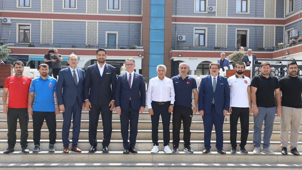 Taha Akgül Van'da Güreş Eğitim Merkezi Müjdesi Verdi