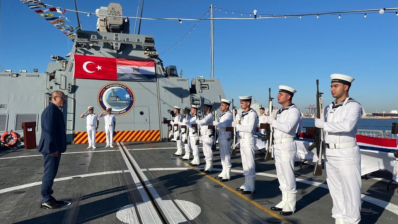 TCG Büyükada Korveti'nin İskenderiye Limanı Ziyareti