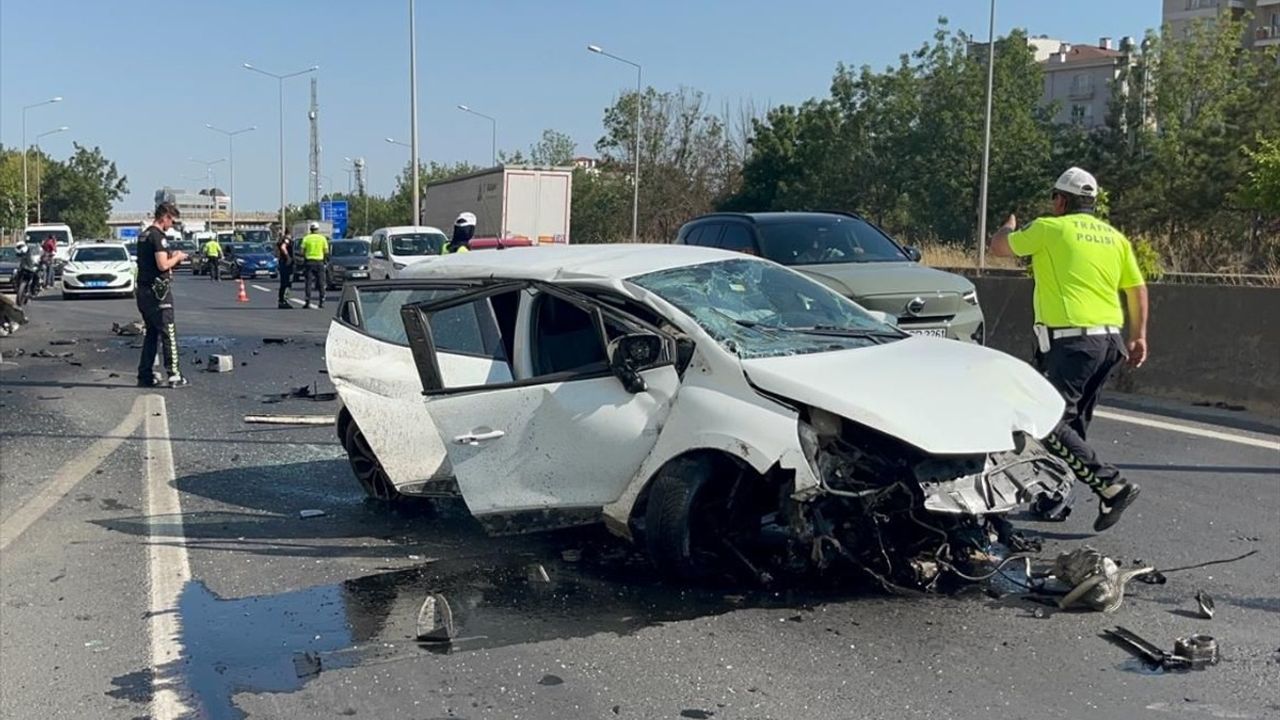 Tekirdağ Çorlu'da Bariyere Çarpan Otomobilde Üç Yaralı