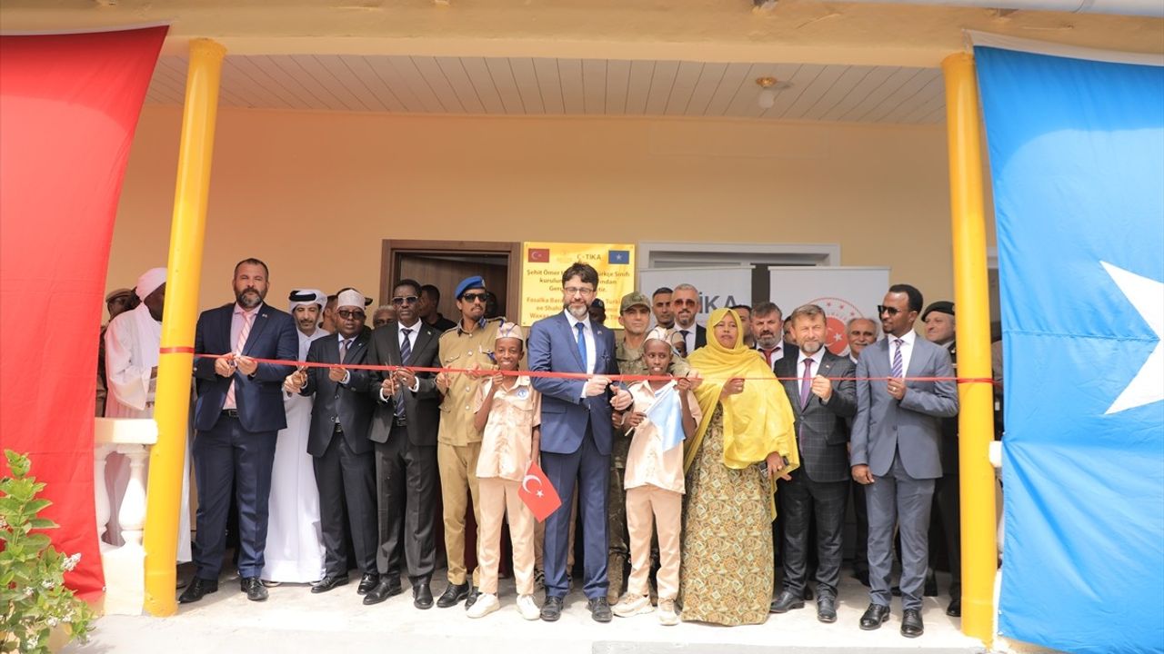 TİKA Somali'de Şehit Ömer Halisdemir İçin Türkçe Sınıfı Açtı