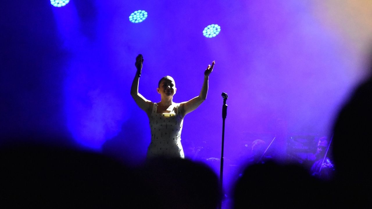 Trabzon Kültür Yolu Festivali'nde Merve Özbey Rüzgarı