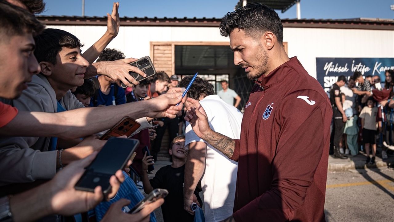 Trabzonspor Futbolcuları Erzurum'da Taraftarlarıyla Buluştu
