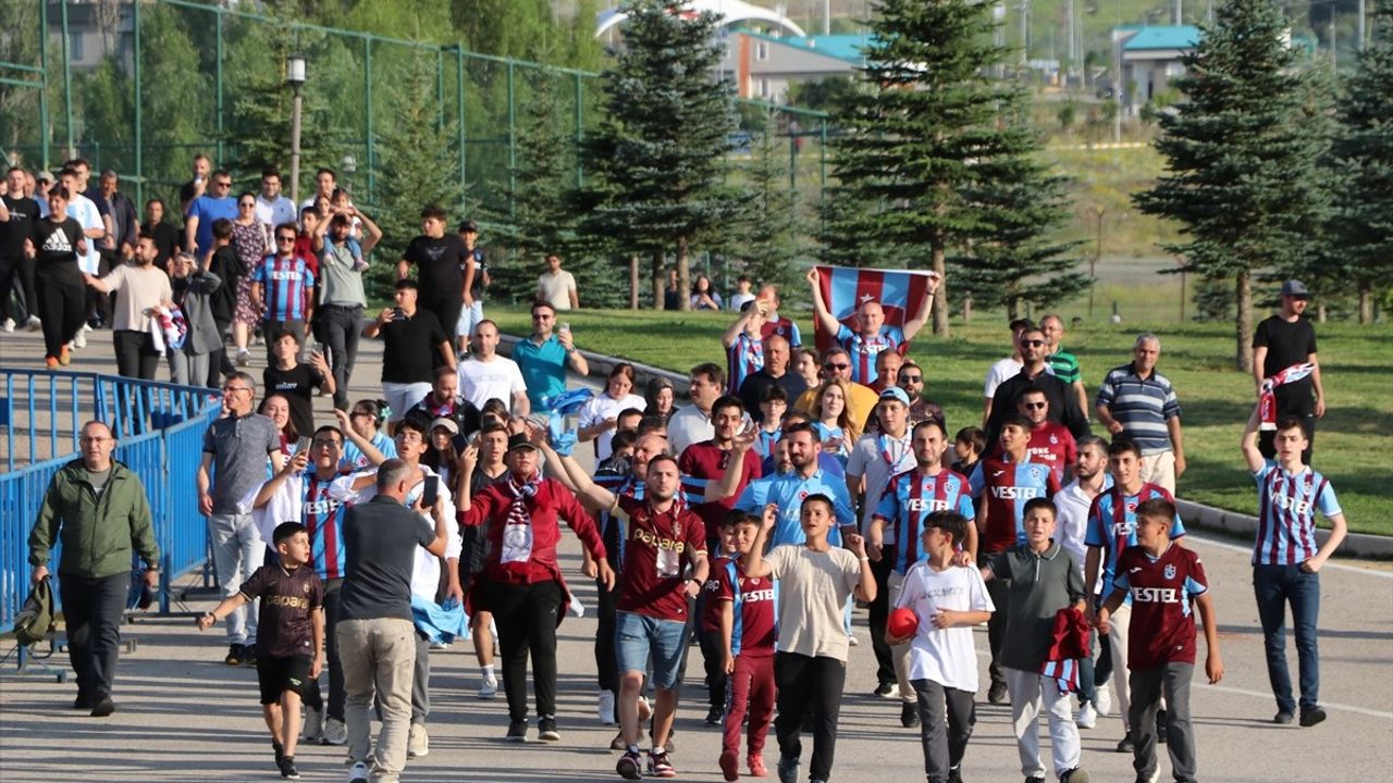 Trabzonspor Futbolcuları Taraftarlarıyla Buluştu