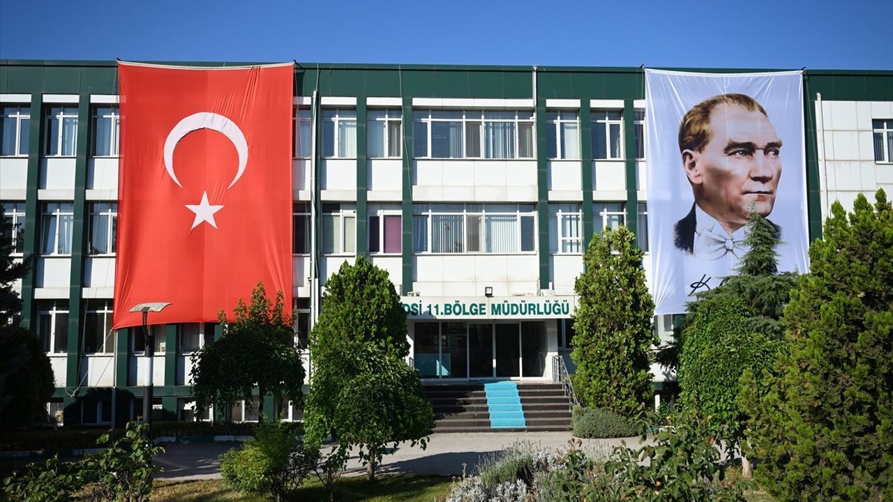 Trakya'da Kamu Binalarına Türk Bayrağı Asıldı