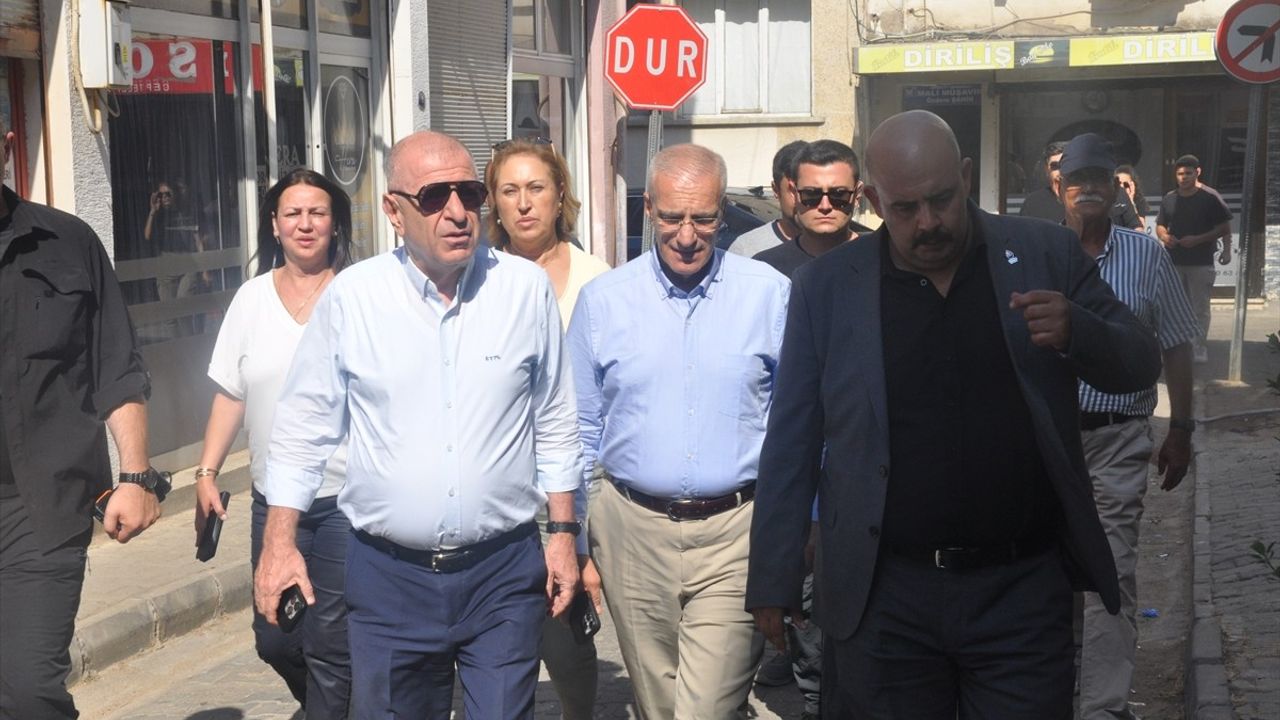 Ümit Özdağ İzmir'deki Yangın Bölgesini Ziyaret Etti