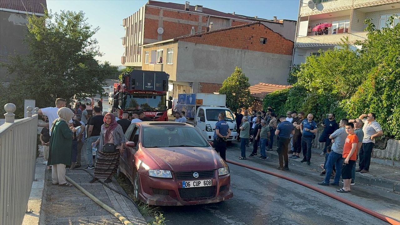 Ümraniye'deki Ev Yangını Sonrasında Çocuk ve Büyükanne Kurtarıldı