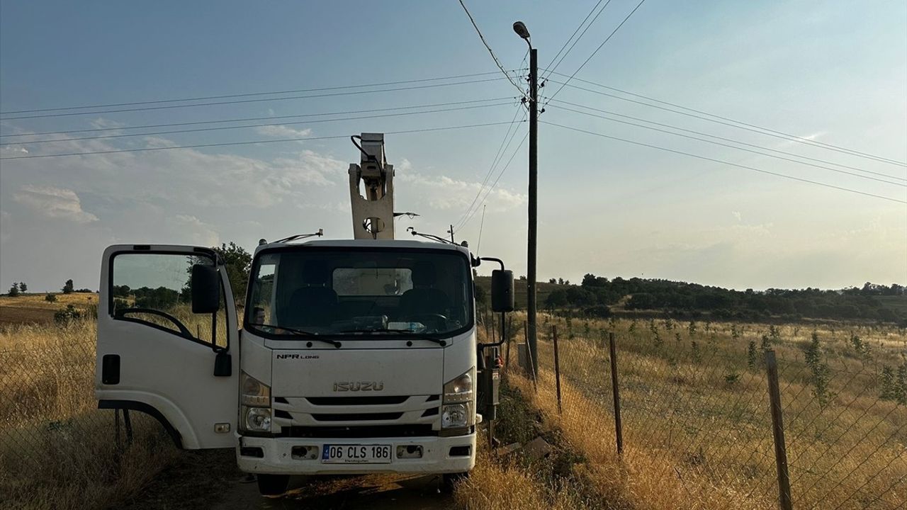 Uşak'ta Aydınlatma Direğinde Elektrik Akımına Kapılan Çalışan Hayatını Kaybetti