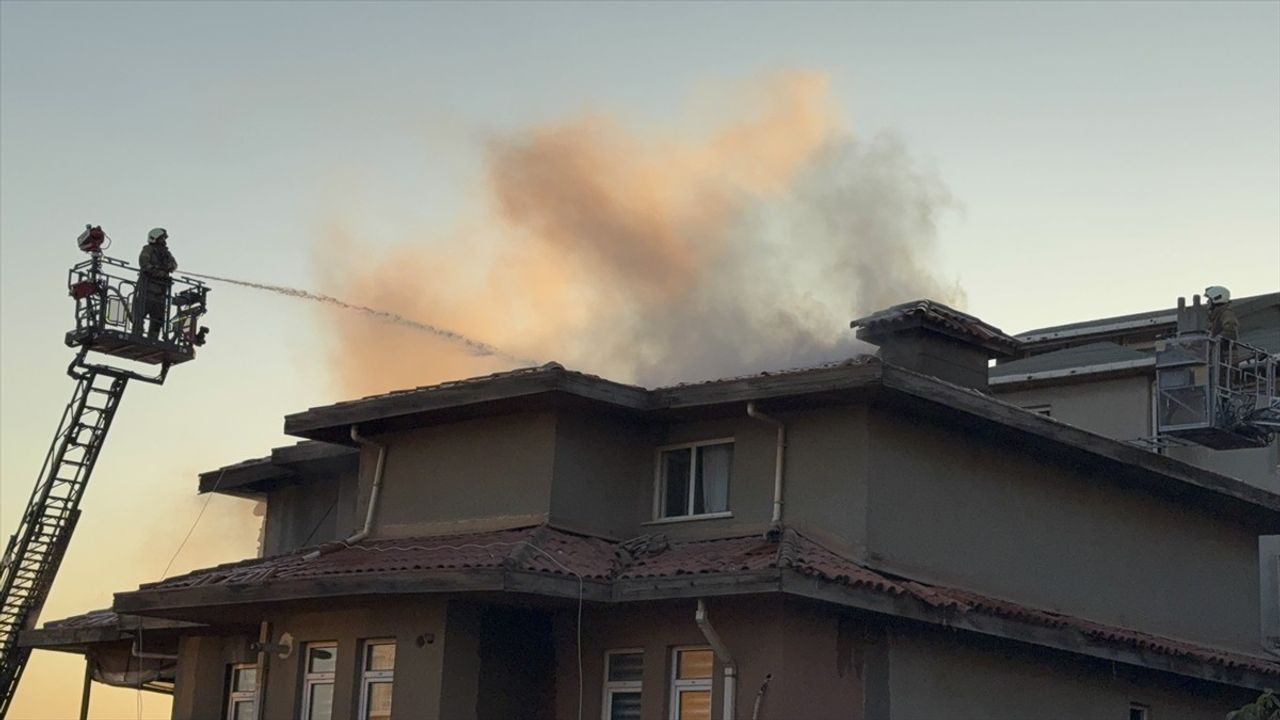 Üsküdar'da Çatı Katında Yangın Kontrol Altına Alındı