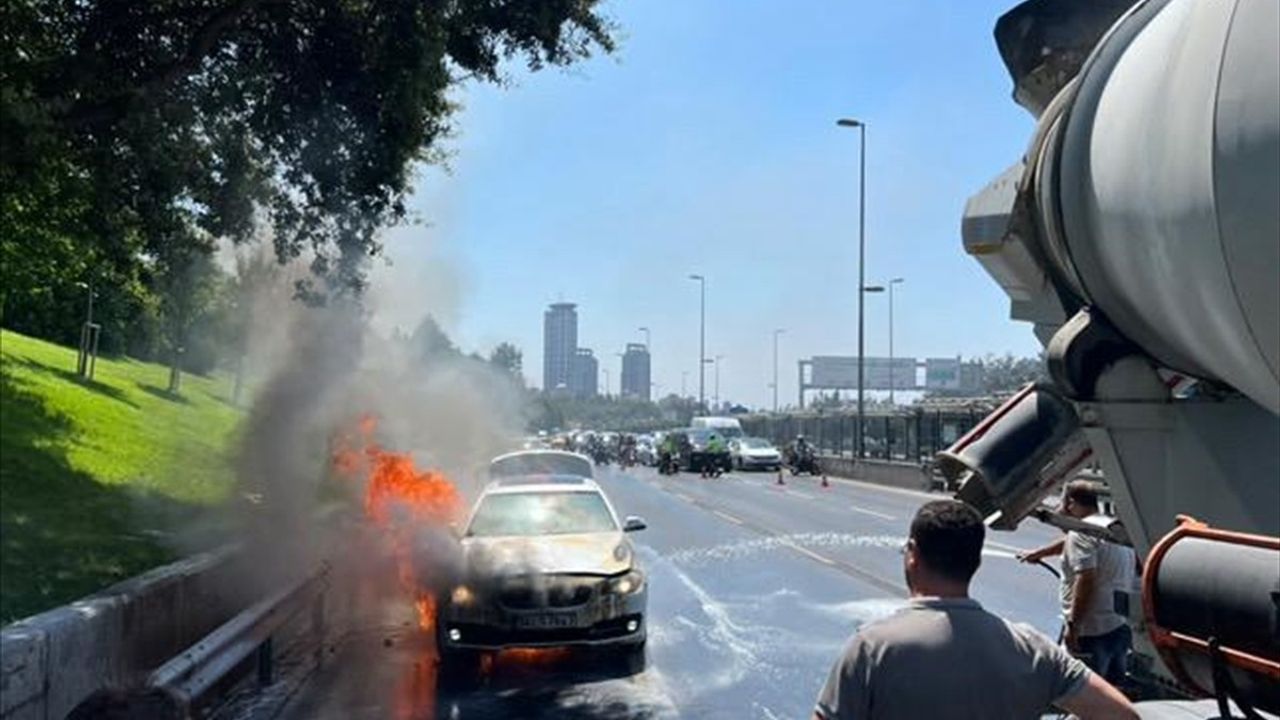 Üsküdar'da Seyir Halindeki Otomobil Yangın Çıkardı