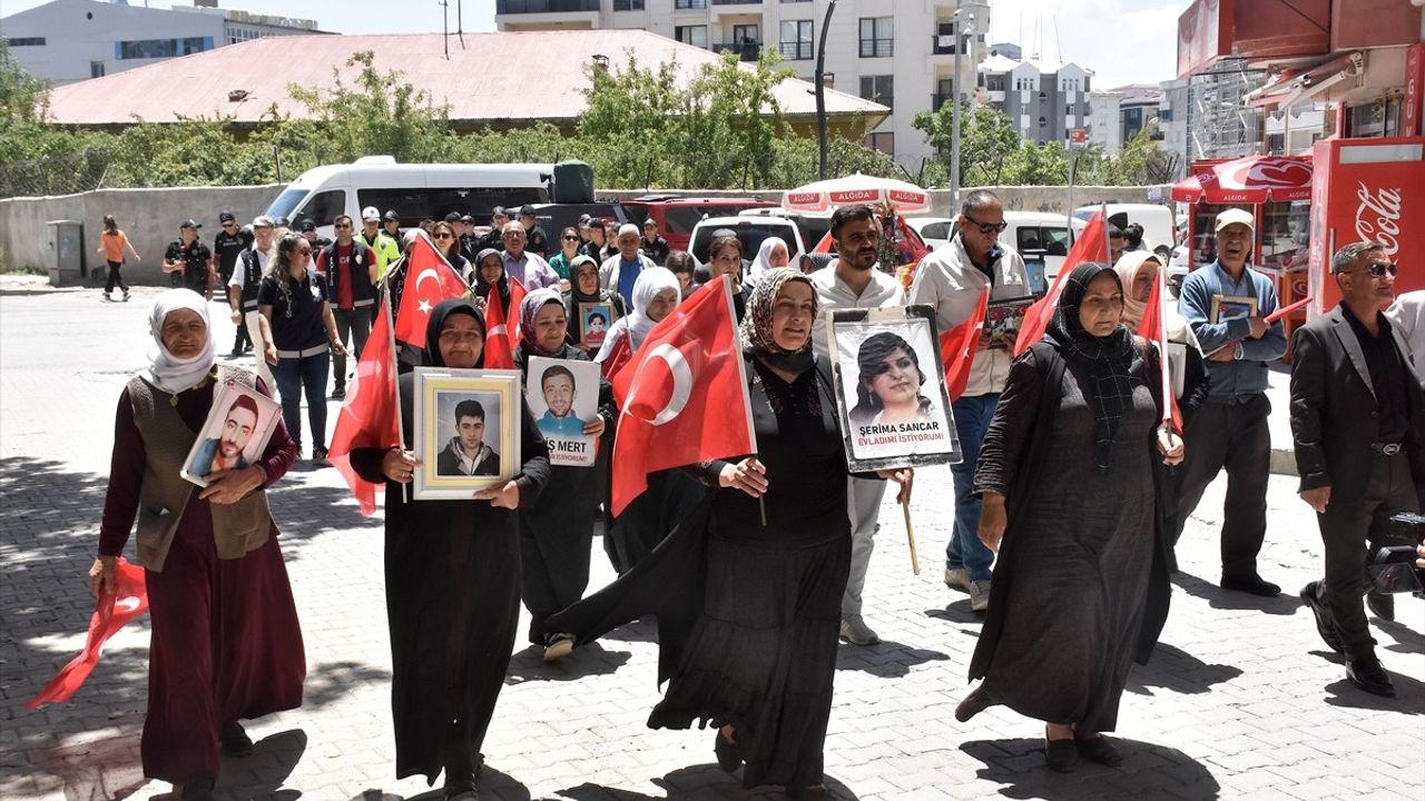 Van'da Ailelerin 'Evlat Nöbeti' Devam Ediyor