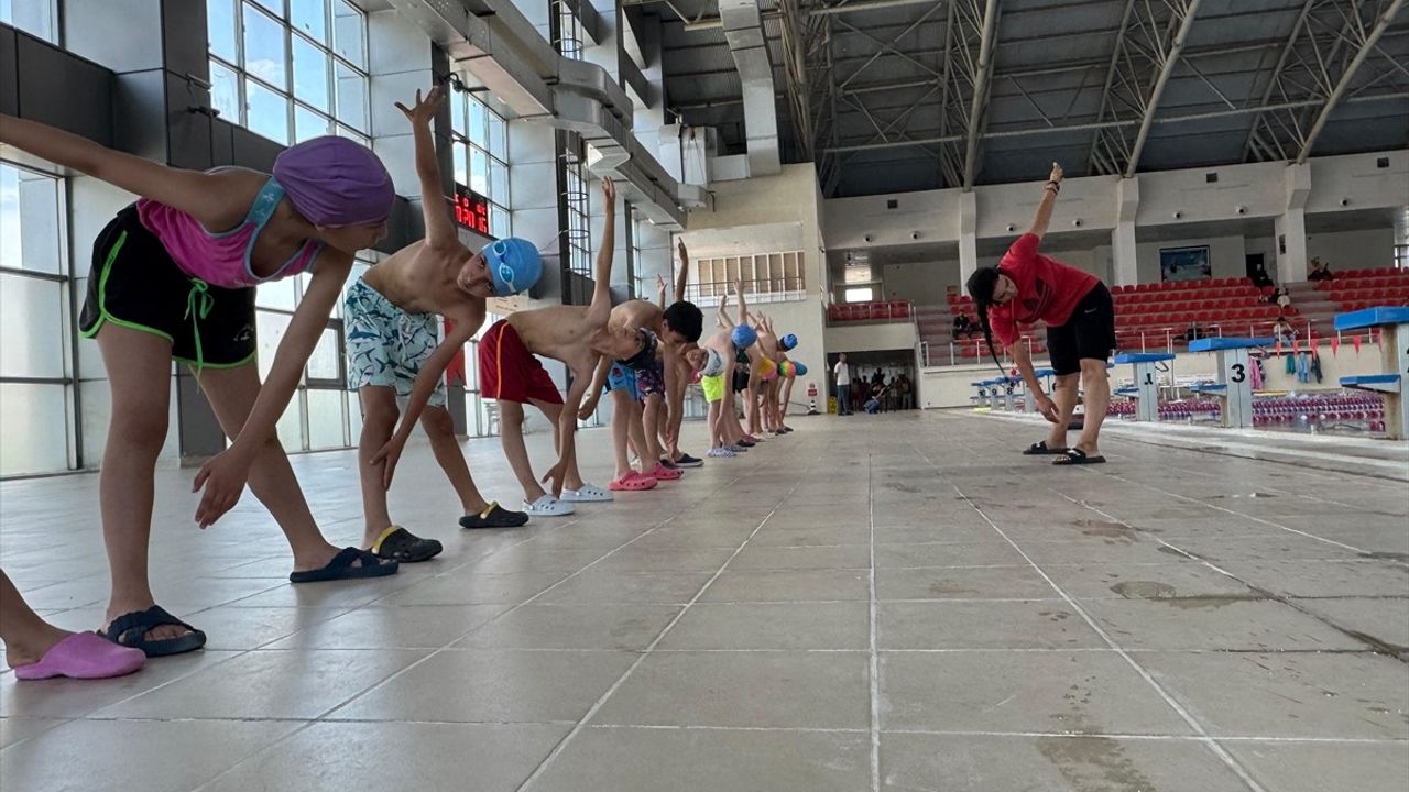 Van'da Çocuklar Güvenli Ortamda Yüzme Öğreniyor