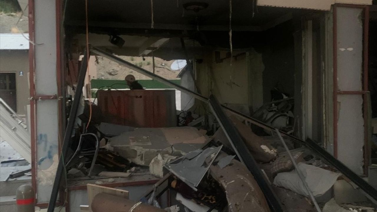Van'daki Akaryakıt İstasyonunda Patlama