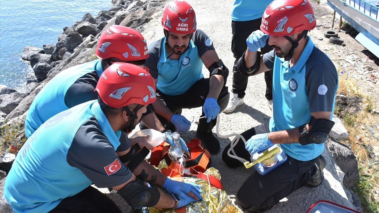 Van Gölü'nde Arama Kurtarma Tatbikatı Düzenlendi