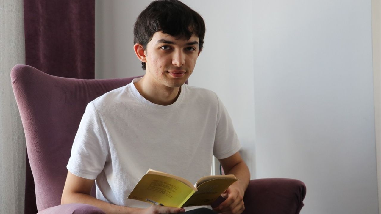 YKS'de Türkiye 10.'su Olan Muhammed Yasir Kılıç'ın Başarı Öyküsü