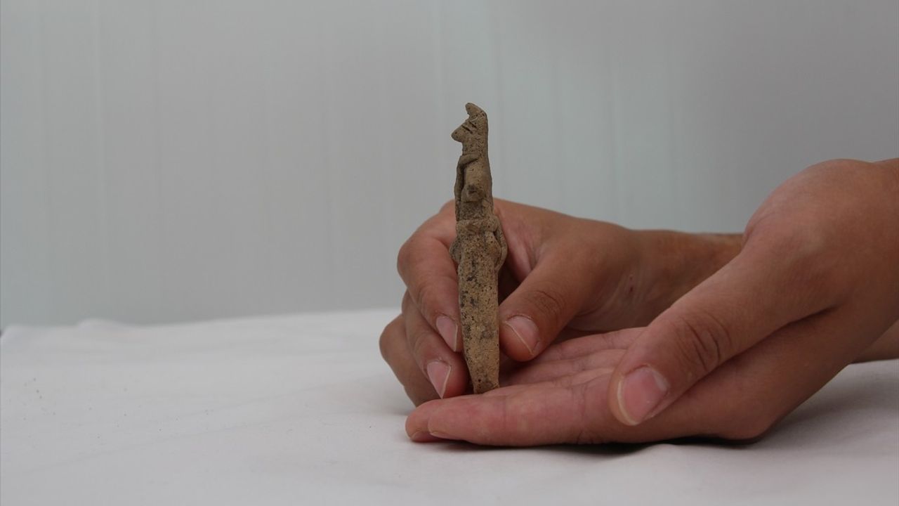 8 Bin Yıllık Tilki Postlu Figür İzmir'de Keşfedildi