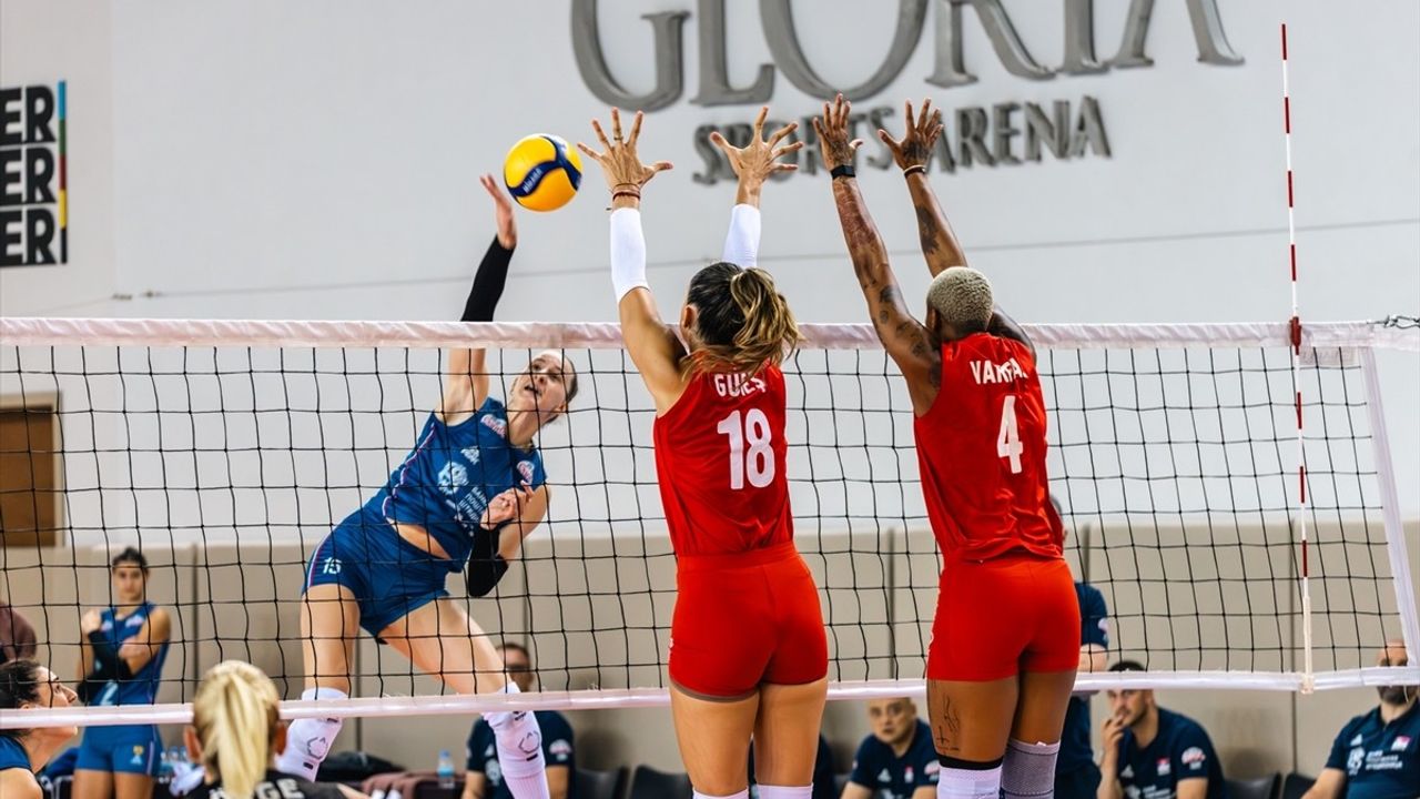A Milli Kadın Voleybol Takımı'ndan Sırbistan'a 3-0'lık Galibiyet